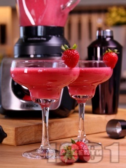 Коктейл ягодово Дайкири с пресни плодове, бял ром и ягодов ликьор - снимка на рецептата